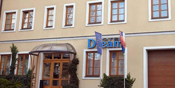 Hotel Dream Trnava Bagian luar foto